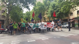 La manifestació recorrent els carrers de Palma.