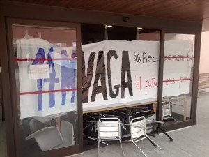 Barricada impedint l'accés a un dels edificis del Campus de Ciutadella.