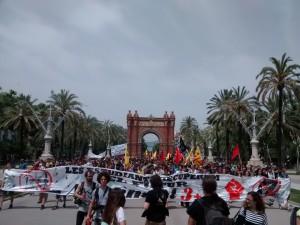 Manifestació a Barcelona, havent passat l'Arc de Triomf.