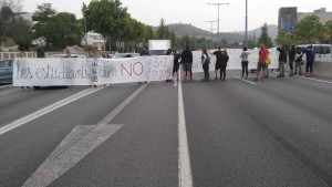 Les estudiants de Mundet tallant el trànsit a l'inici de la jornada.