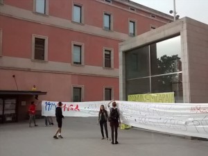 Desplegament de pancarta a l'àgora del Campus de Ciutadella.